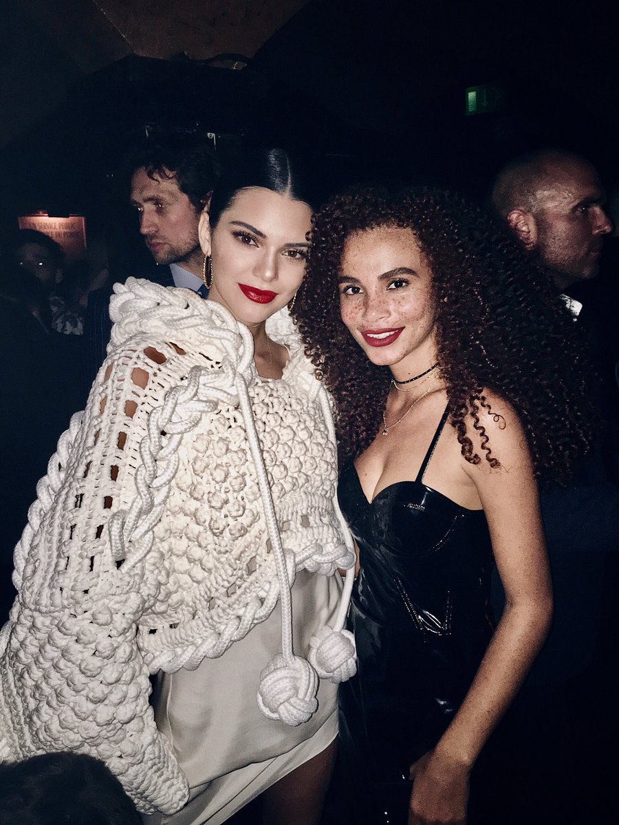 joygiie's tweet photo. Hey Boo, it was more than a pleasure 😭😭😭😍😍😍 #KendallJenner #joyjah #loveme17 #Burberry https://t.co/WNIzvghkuS