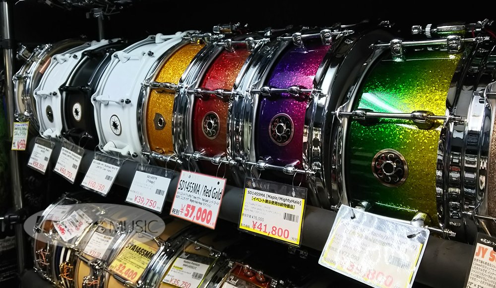 【SAKAE】ドラステ渋谷のウッドスネアコーナーのSAKAEエリア。
こう改めて並べてみるとSAKAEのフィニッシュは鮮やかで美しいですね。
#SAKAE #ドラステ渋谷 #スネア