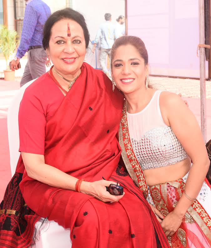 PiictureNKraft's tweet photo. #Mrs.IndiaWorldwide #NehaBanerjee with #PadmaVibhushan @sonal_mansingh #SandipSoparrkar & @divyadutta25 At #LitOfest #LiteratureFestival https://t.co/qFUmlAXk3V