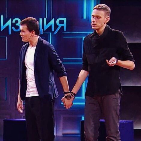 hofizz's tweet photo. When Антон снова играет жену, а Арсений мужа
#имровизация https://t.co/XDRN2IJmDg