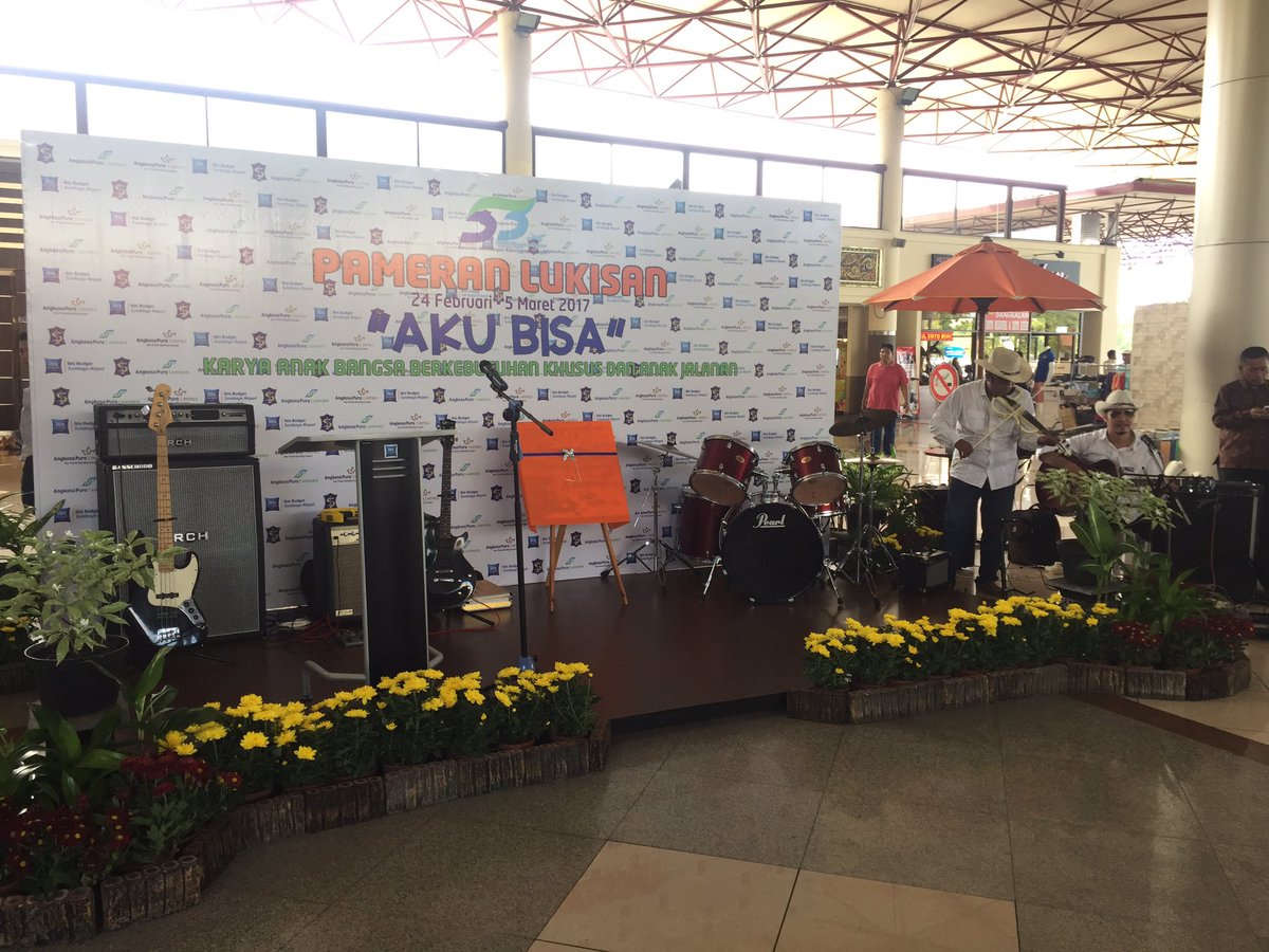 Persiapan pembukaan acara pameran lukisan anak "Aku Bisa" di Terminal 1 Bandara Juanda <a href="/AP_Airports/">Angkasa Pura Airports</a> <a href="/IbisbudgetSBY/">Ibis SUB Airport</a>