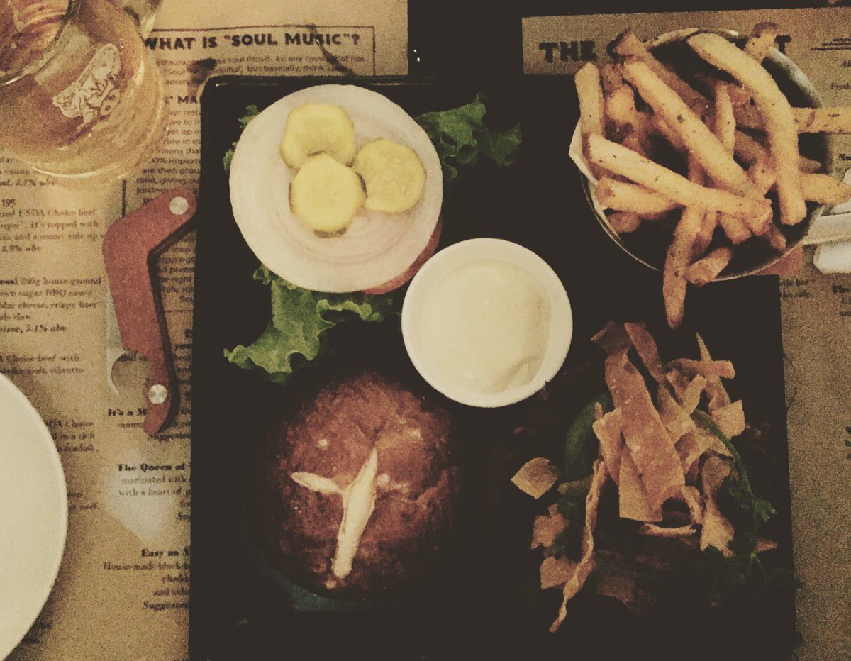 When you got that #fridayfeeling and craving for something simply delicious🙃🎉🙈 ! Share your cheers 🍺🍺🍺 #BOx #craftbeer #burger #bottleopener