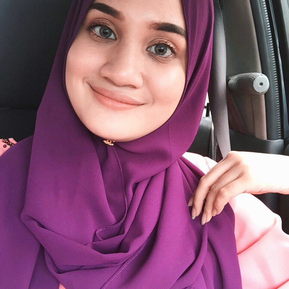rnzrmns's tweet photo. My favourite photo in hijab. 💖 #hijabstyle #solemnizationday https://t.co/adFbephM22