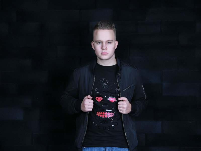 <a href="/Hardwellonair/">Hardwellonair</a> <a href="/DIVAROMusic/">DIVARO</a> <a href="/HARDWELL/">Hardwell</a> #np #HOA305 <a href="/Divaromusic/">DIVARO</a> - In Your Face <a href="/HARDWELL/">Hardwell</a> ► hardwell.live