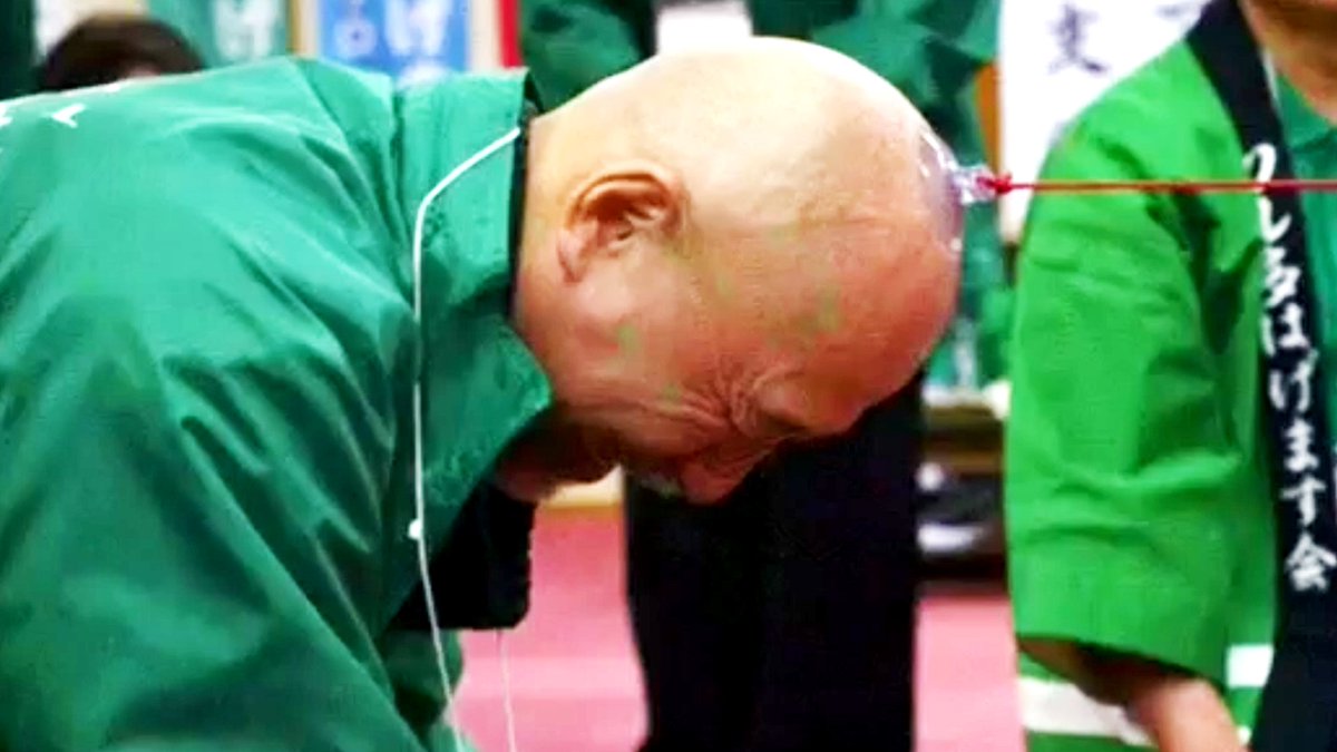 Unique #bald tug-of-war will leave you scratching your head bbc.in/2mgOalF <a href="/BBCNewsAsia/">BBC Asia</a>