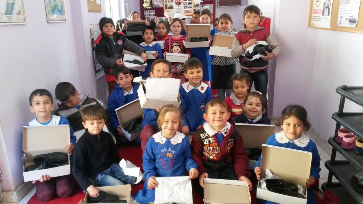 insan_int's tweet photo. Bir Çift Mutluluk Ordu'nun Aybastı ilçesindeki Armutlu köyüne ulaşmış. Minikler teşekkürlerini ilettiler! #birciftmutluluk #cuma #ordu https://t.co/HYrWQAHymc