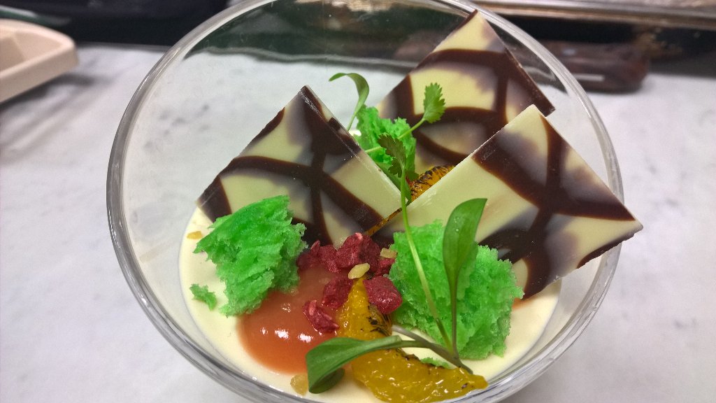 chefmalcolmwood's tweet photo. @ChartwellsInd @compassgroupuk @UCSHampstead @WildHarvestUK @sosaingredients #tonkabean #airsponge #bloodorange https://t.co/YBminlH6Gg