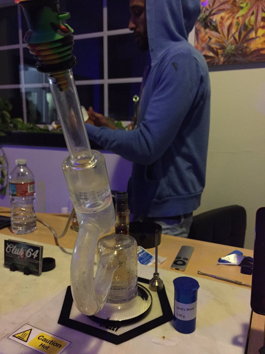PeaceLoveMMJ's tweet photo. 💚a little #mmj #cannabis #joint &amp; #dab nightcap 😵@club64la #dabbar #smokinglounge #cannabisclub https://t.co/EZXQObCqhD