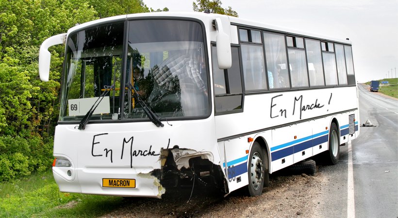 le_gorafi's tweet photo. Des blessés après que le conducteur du bus de la campagne d'Emmanuel Macron a confondu sa droite avec sa gauche https://t.co/5kFbHNyMSD https://t.co/nQI5jM6bcn