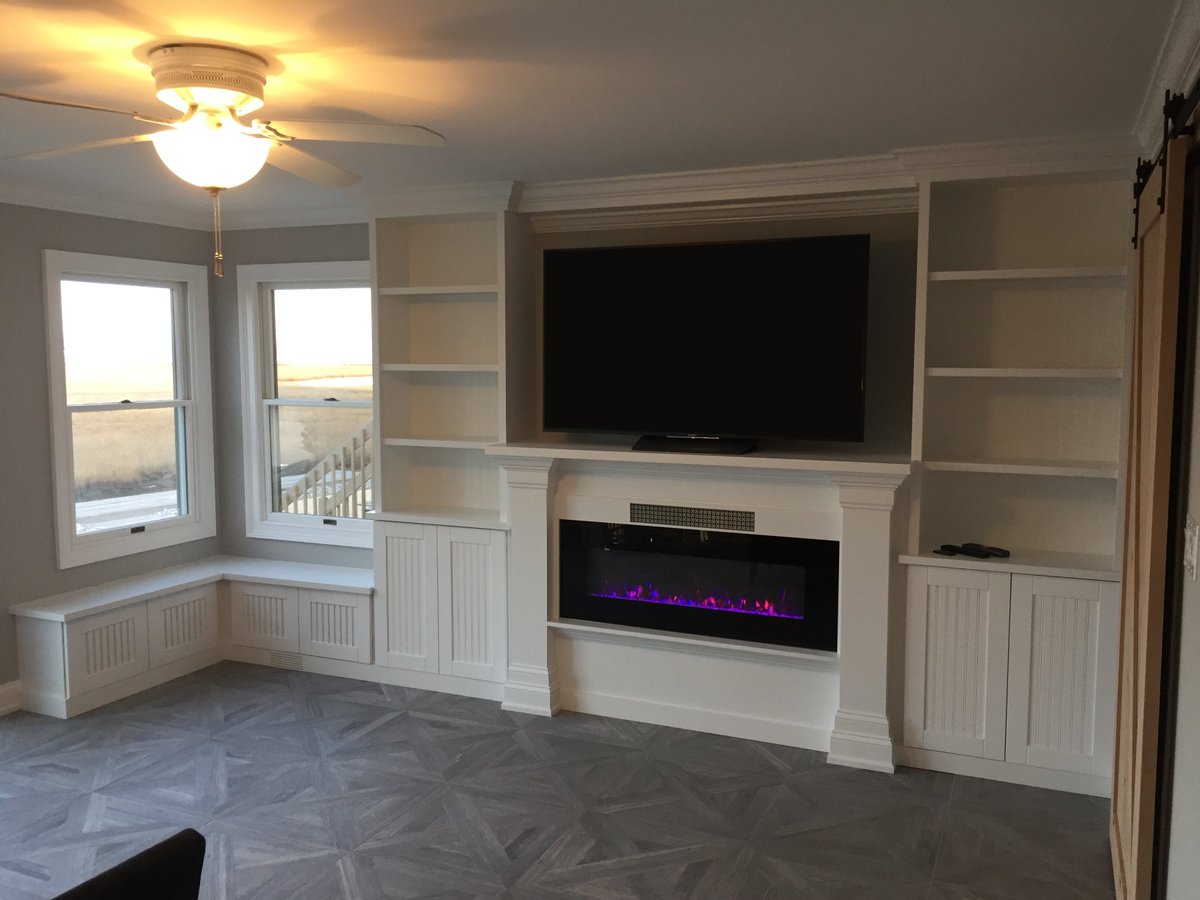 SolidCabinets's tweet photo. What an out-of-the-box way to use our beautiful solid wood cabinets, as built-ins! #solidwoodcabinets.com #custombuiltins #beadboardcabinets https://t.co/l3e7ECIYh8