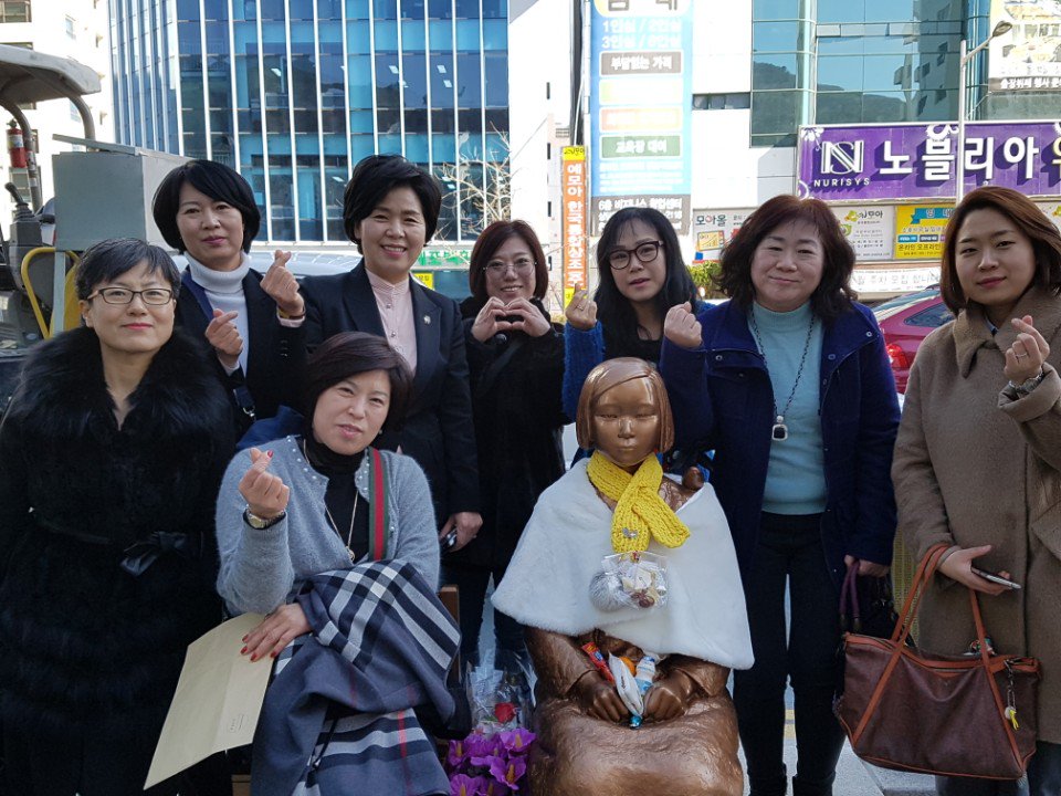 bestwest1967's tweet image. 부산일정 마치고 다시 상경중입니다. 쉴틈없이 촘촘한 일정이었으나 뵙는 분들마다 격하게 환영해 주시고, 열띤 의견 개진과 당부에 무거운 책임감도 느꼈습니다. 정권교체를 염원하시는 국민을 위해, 호시탐탐 기회를 노리는 적폐세력들에게 틈을 주어서는 안됩니다