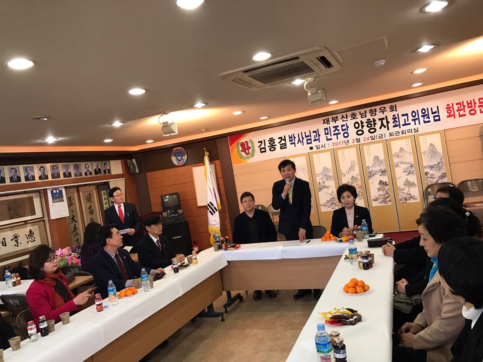 bestwest1967's tweet image. 부산일정 마치고 다시 상경중입니다. 쉴틈없이 촘촘한 일정이었으나 뵙는 분들마다 격하게 환영해 주시고, 열띤 의견 개진과 당부에 무거운 책임감도 느꼈습니다. 정권교체를 염원하시는 국민을 위해, 호시탐탐 기회를 노리는 적폐세력들에게 틈을 주어서는 안됩니다