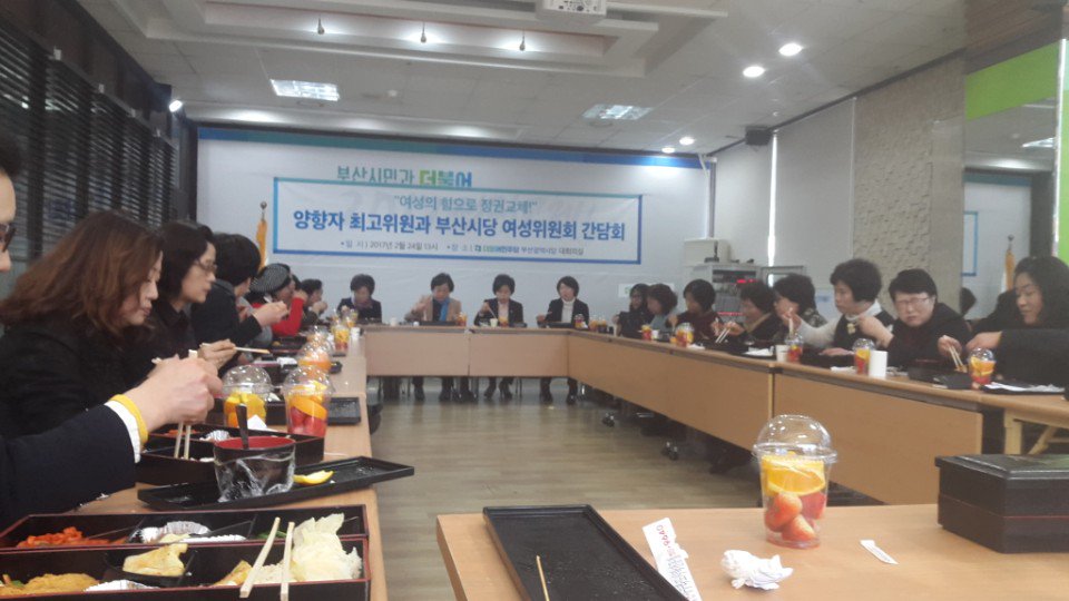 bestwest1967's tweet image. 부산일정 마치고 다시 상경중입니다. 쉴틈없이 촘촘한 일정이었으나 뵙는 분들마다 격하게 환영해 주시고, 열띤 의견 개진과 당부에 무거운 책임감도 느꼈습니다. 정권교체를 염원하시는 국민을 위해, 호시탐탐 기회를 노리는 적폐세력들에게 틈을 주어서는 안됩니다