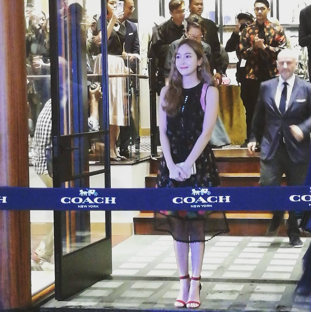 [PIC][23-02-2017]Jessica khởi hành đi Malaysia để tham dự sự kiện "COACH Pavilion Flagship Store Opening" vào chiều nay C5b13bfUYAIPscC