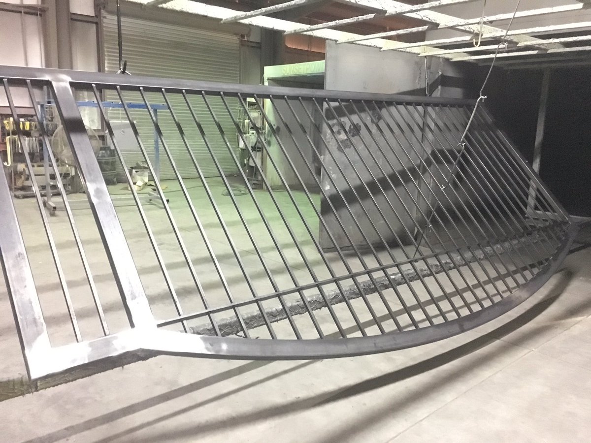 SunsetPowderInc's tweet photo. Big #drivewaygate going #semiglossblack #metalfab #ironwork #happyhomeowner #sunsetpowdercoating #windergeorgia https://t.co/TVGyAdSwLS
