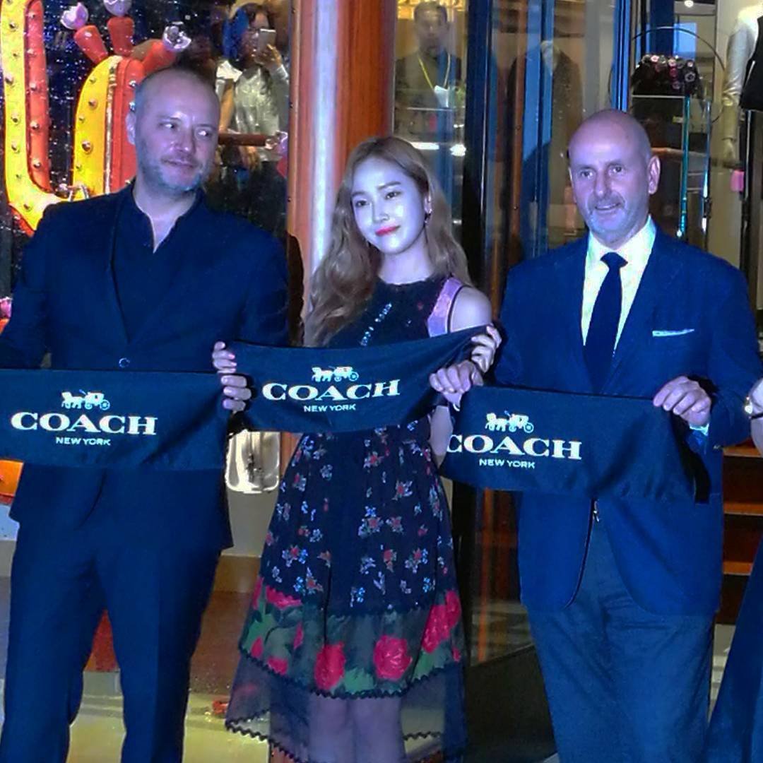 [PIC][23-02-2017]Jessica khởi hành đi Malaysia để tham dự sự kiện "COACH Pavilion Flagship Store Opening" vào chiều nay C5b1VLvUwAAFslF