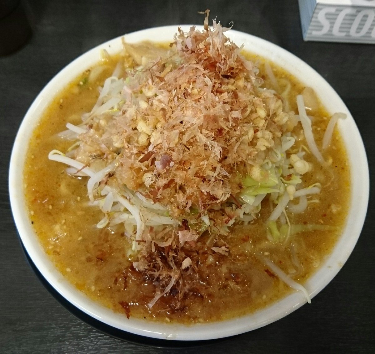 シンシ 野菜みそラーメン鬼首 豚ラーメン つけ味 コールはニンニク 野菜少な目アブラカラメ 予想していたよりチープな味ではなかった それが良かったのか悪かったのかはさて置き 久しぶりの二郎系に満足 満足でしたとさ そして持ち帰りの油そばを買い シンシ 野菜みそラーメン鬼首 豚ラーメン つけ味 コールはニンニク 野菜少な目アブラカラメ 予想していたよりチープな味ではなかった それが良かったのか悪かったのかはさて置き 久しぶりの二郎系に満足 満足でしたとさ そして持ち帰りの油そばを買い