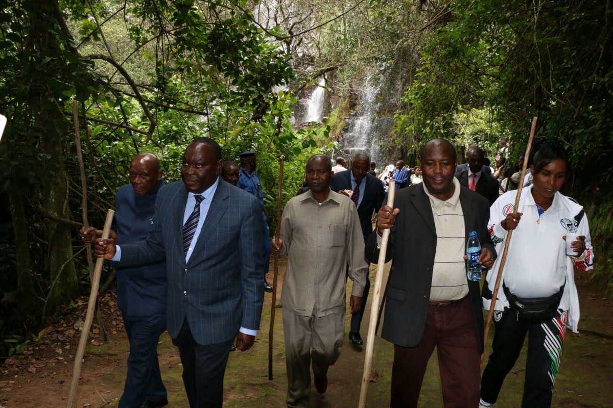 LeRenouveauBdi's tweet photo. A l'invitation du SG du CNDD-FDD diplomates et responsables des partis politiques agréés visitent #SourceduNil et chutes #mwishanga #karera https://t.co/pG47by1kfz