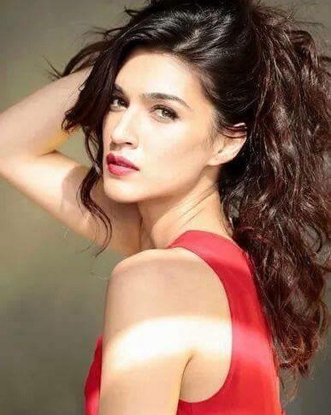 CayfayHQ's tweet photo. Right swipe or left ?
#kritisanon #bollywood #actress #fridaynight https://t.co/B4GaDUUhTl https://t.co/NPTNUkK3PJ