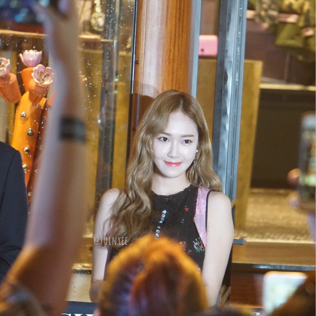 [PIC][23-02-2017]Jessica khởi hành đi Malaysia để tham dự sự kiện "COACH Pavilion Flagship Store Opening" vào chiều nay C5b5RBTVUAAAOIJ