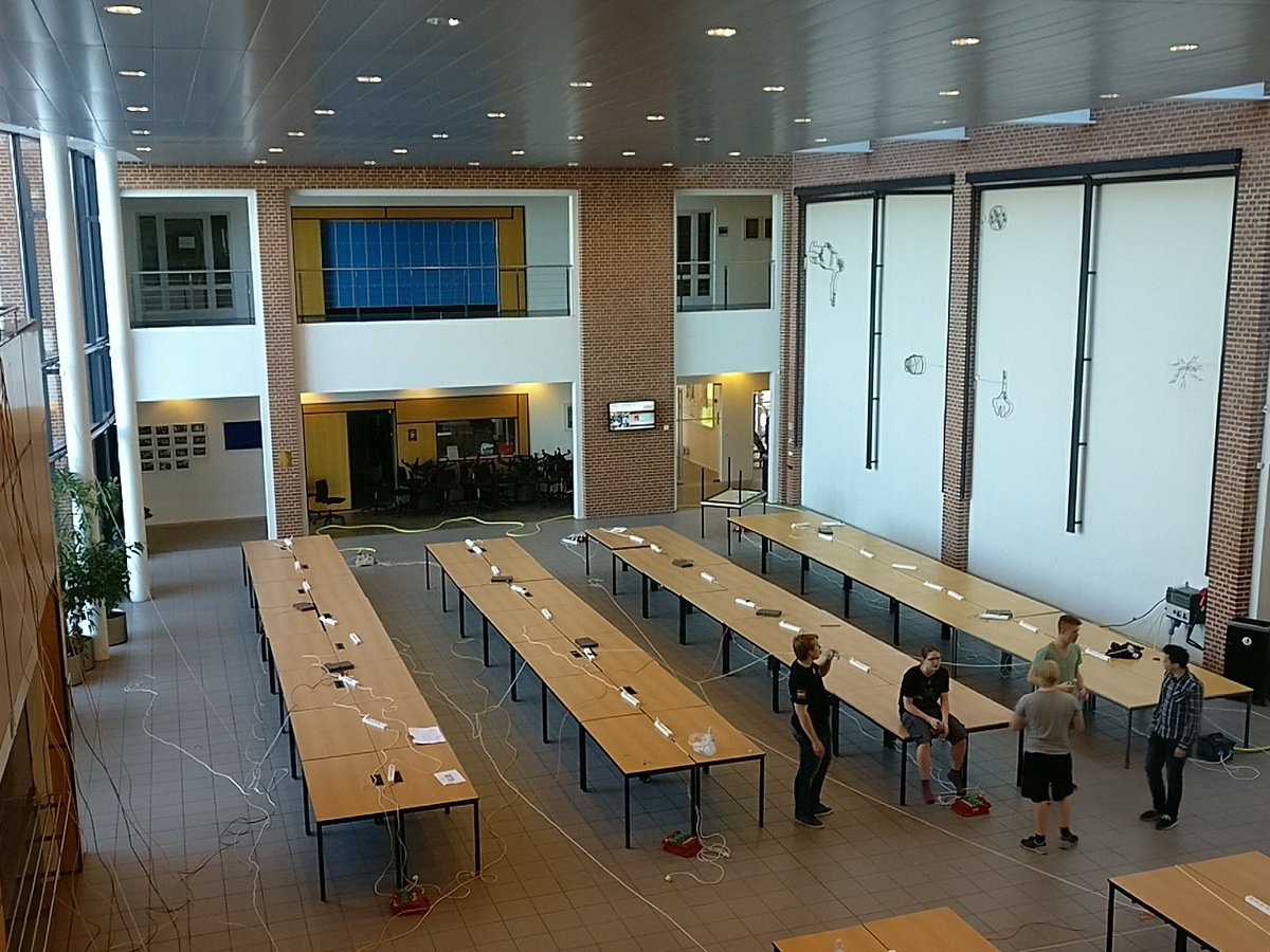 Opsætningen er i fuld gang, med hjælp fra hårdtarbejdende medhjælpere! Vi glæder os til at se jer klokken 18:00