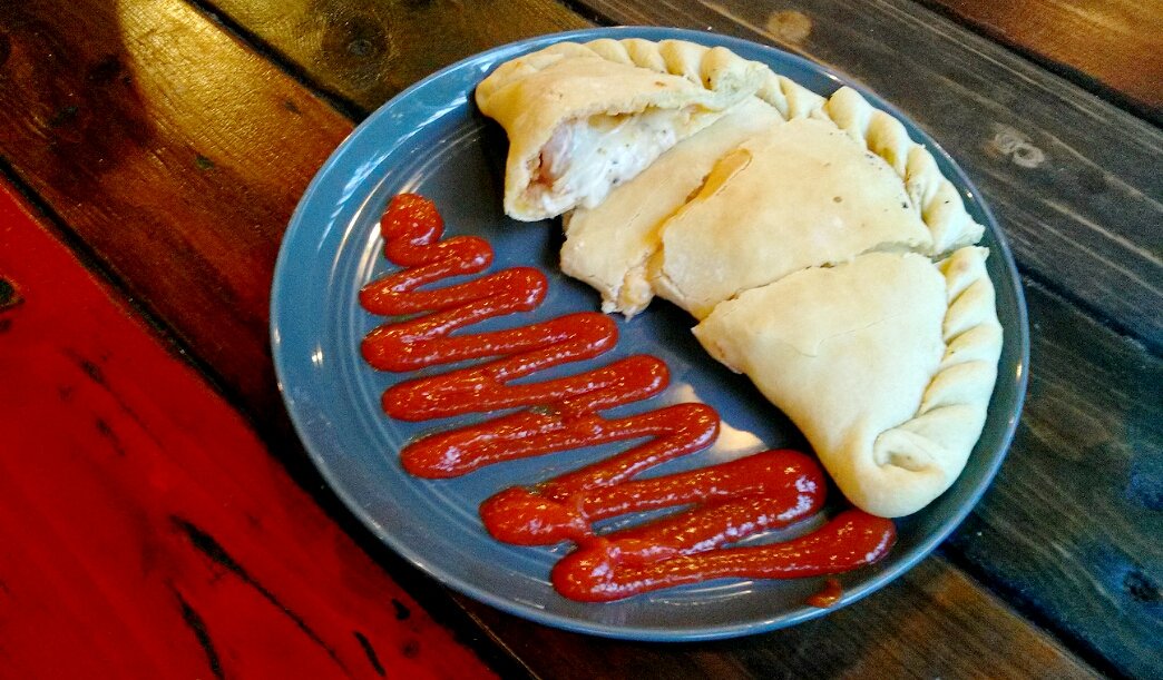 HalloSolo's tweet photo. Sore guys . Nih ada calzone sosis dr kita 😀
Msh ada pilihan lainnya jg yaahh
Kepoin aja rasanya di @HalloSolo 
Oh iya ada versi pizza jg ya. https://t.co/lThjeqZI40