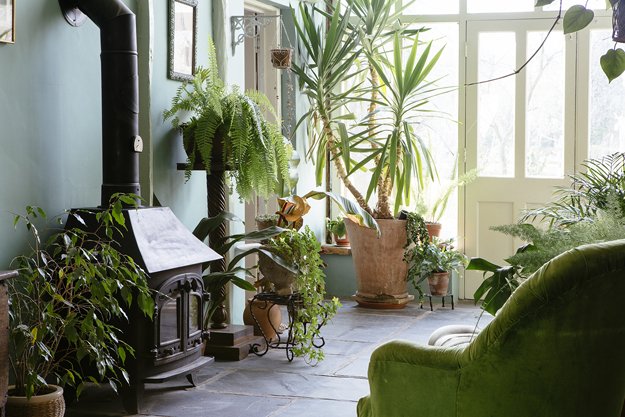 Some photos on our blog of the stunning country home of artist Stuart Pearson Wright @StuartPWright and musician Polly Wright.