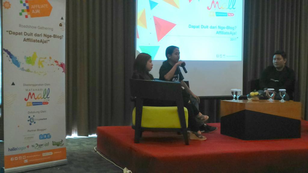 labollatorium's tweet photo. "Supaya blog tetep update, bebasin inspirasi & tentukan target tulisan.", Jimmy Ahyari #MMAAJA #indonesiabangga https://t.co/M1KbeoPOqh
