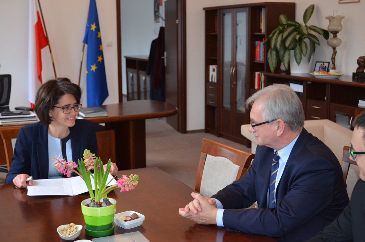 CYFRA_GOV_PL's tweet photo. 1/2 W MC podpisanie Listu Intencyjnego z KWRiST dot. realizacji programu Linia Współpracy 2016 #LW2016 https://t.co/jClpHMvOZ8 https://t.co/Y1AtidYmhO
