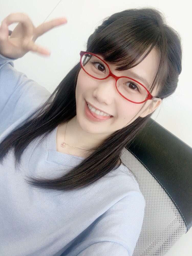 舌をペロりと出して自撮りする加藤里保菜の画像♪