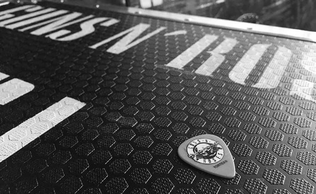gunsnroses's tweet photo. SINGAPORE!
There are guitar picks at the Merlion…
First 3 people to get them win tickets to the #GnFnR show! https://t.co/hxoHJgKN40