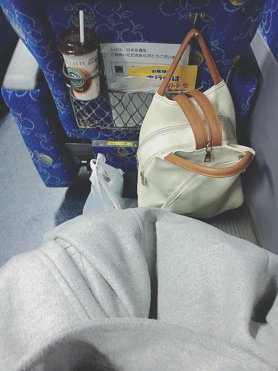 POIFULL_Mjy's tweet photo. 隣の人半袖なんだけど笑
寒い、やめて笑
ビバ👏プレミアムフライデー💛(通常運転) https://t.co/rzhfCQ851b