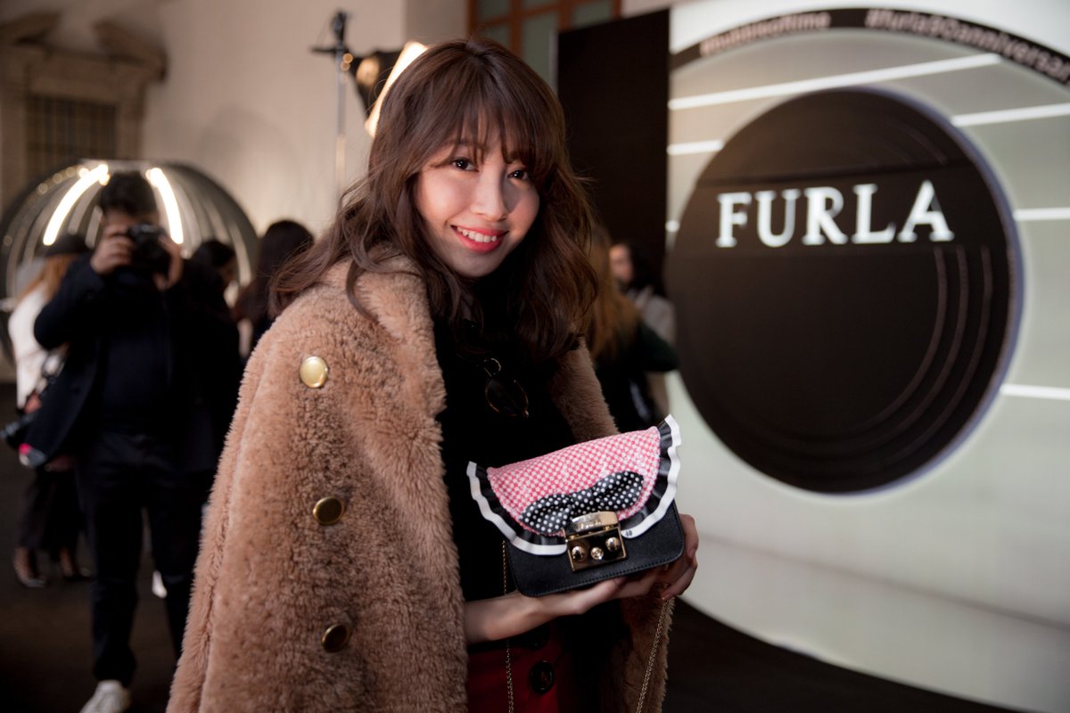 FURLA_JP's tweet photo. 23日にミラノで行われたフルラの2017秋冬展示会に、AKB48卒業コンサートを終えたその足で駆けつけてくれた小嶋陽菜さんが来場!キュートな笑顔でフルラの90周年をお祝い♥#bubbleoftime #furla90anniversary https://t.co/XKClvpi90e