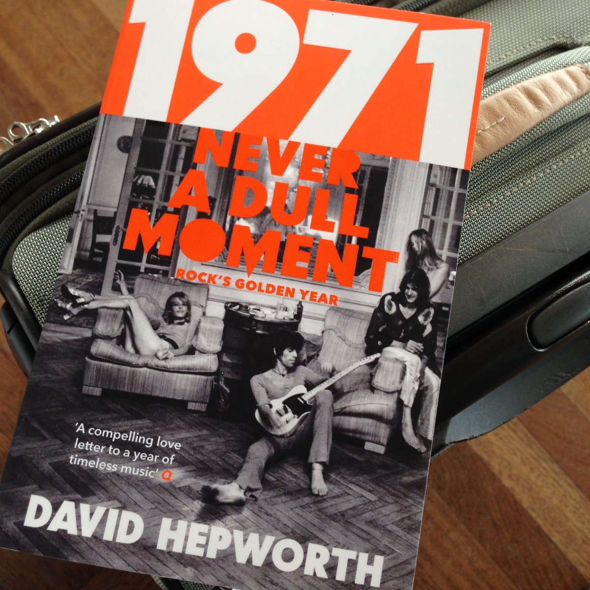 ChrisLambrt's tweet image. Un peu de lecture pour le vol retour (poke @KMS__) #BoardingTime