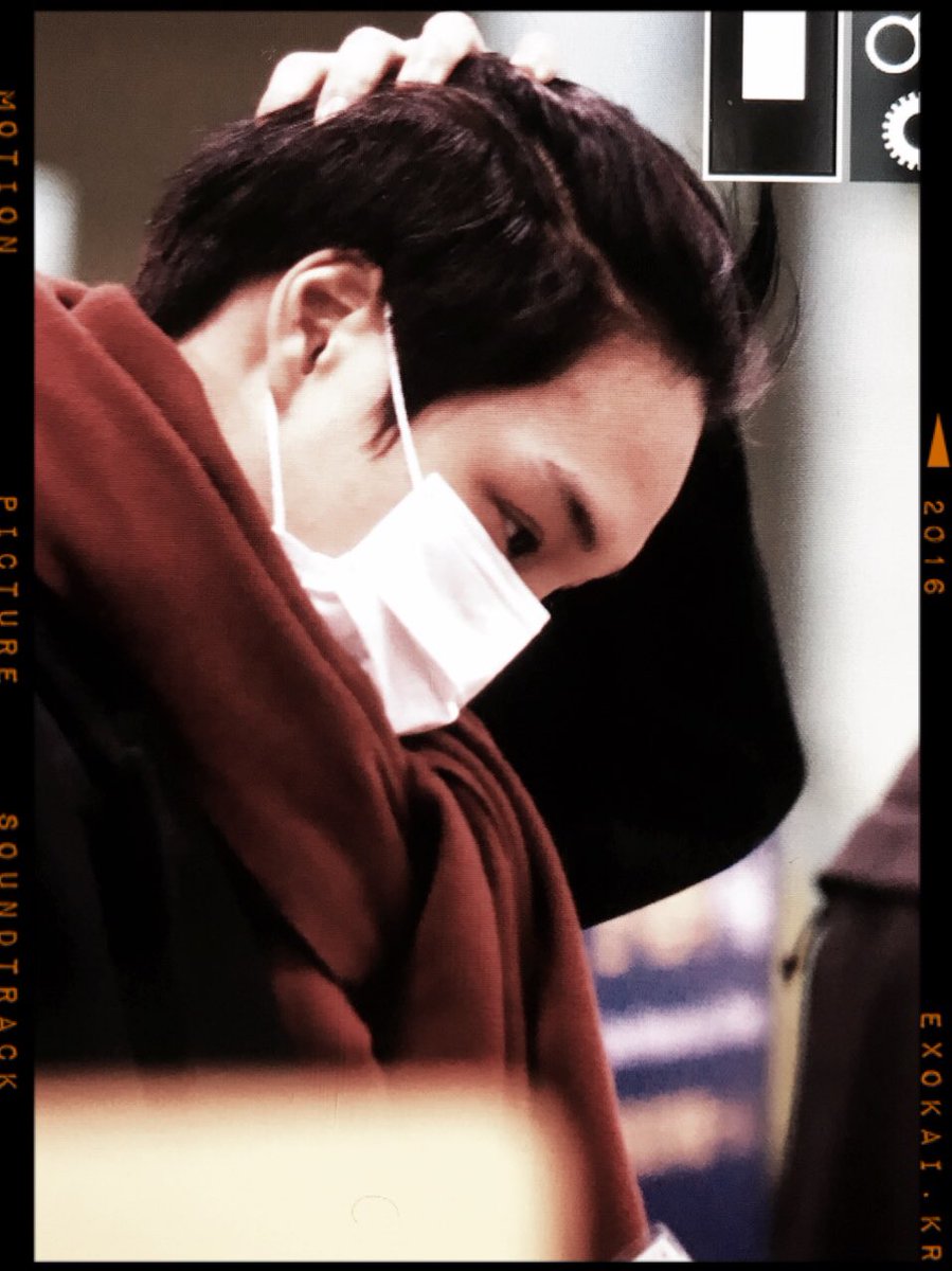 exokai_kr's tweet photo. 170224 종인이 얼굴도 미남 분위기도 미남 머리 넘기는 거 넘 멋있쪄😭 https://t.co/XIZXrKaFE1