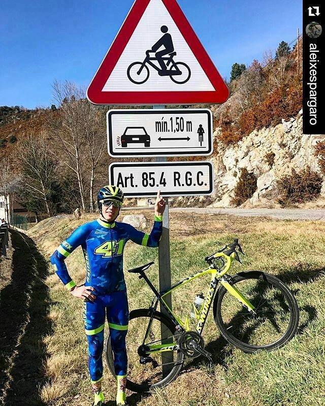 La vida de un ciclista está en un 1,50m ¡Bravo al campeón de #MotoGP <a href="/AleixEspargaro/">Aleix Espargaró</a>! #EnjoyYourPower #inverseteams