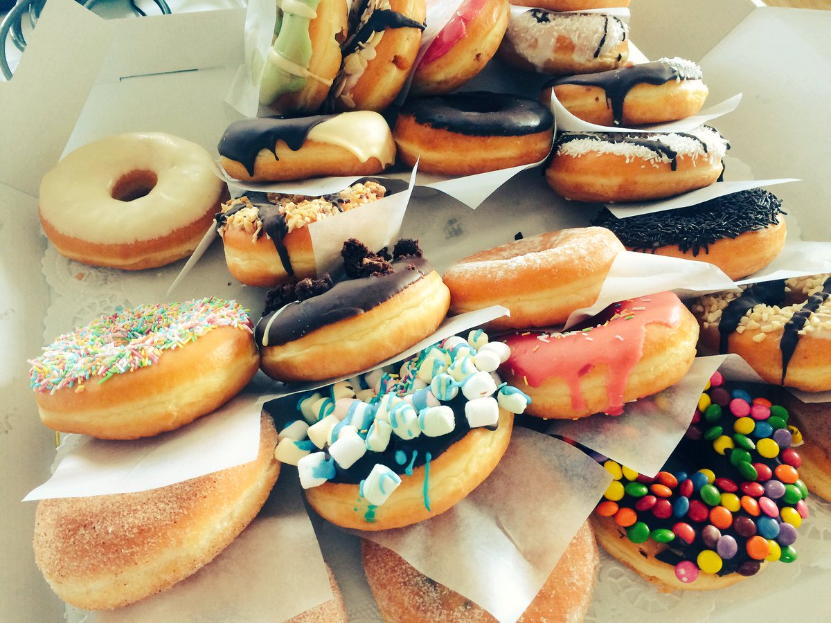 anja_heder's tweet photo. Bei meinem Praktikum bei @the_digitale lerne ich nicht nur was gutes Content Marketing ist, sondern auch wie gute Donuts schmecken https://t.co/s5tWa6u0Eu