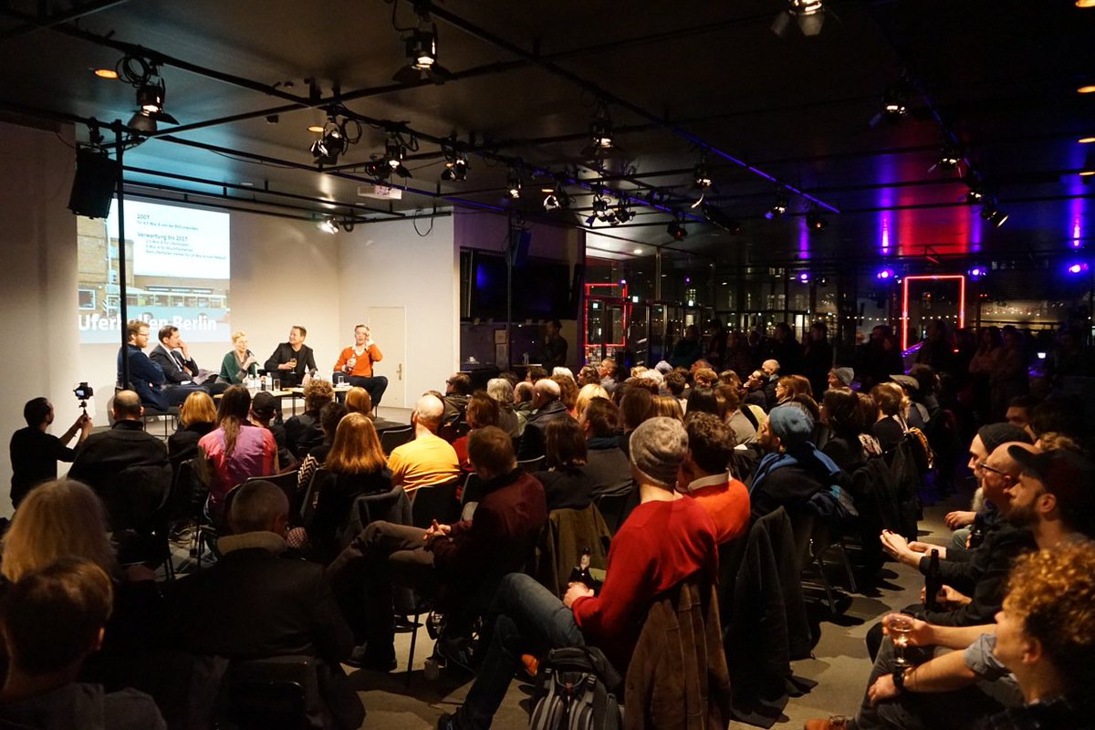 PostPostBerlin's tweet photo. Volles Haus beim Panelgespräch mit u.a. @klauslederer und @f_schmidt_BB im @blnfestspiele. Kultur + Stadtentwicklung sozial. #newdaydawns https://t.co/plQcRNPbfm