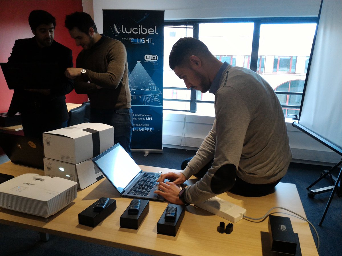 RougierLucas's tweet photo. Atelier LiFi et VLC chez @LedLucibel et @SLMS_SO #LIFI #innovation https://t.co/qZhhyRjAjM