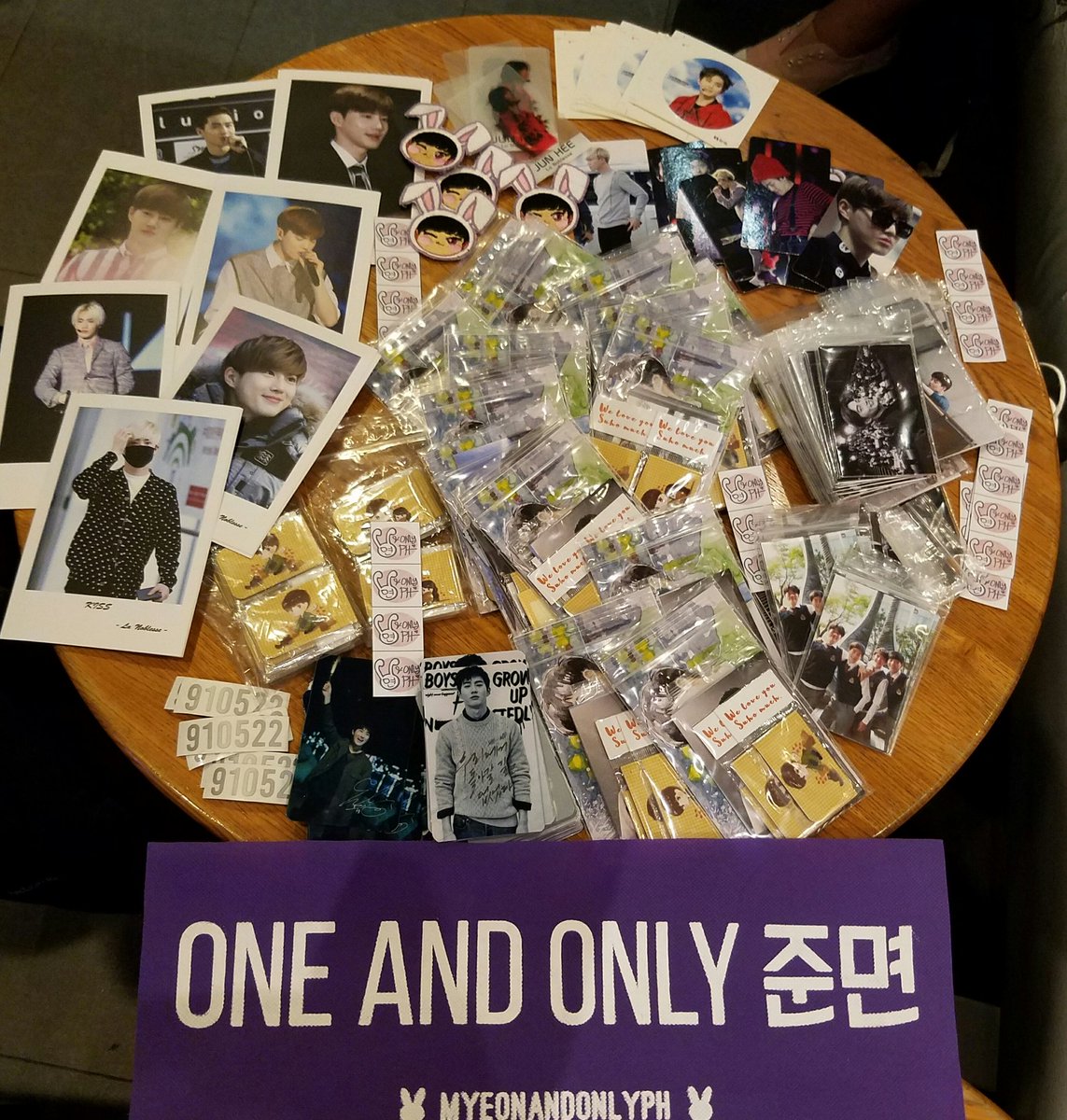 🌟 Our Set A and B goods 🤗
All we ask is for you to raise the banner when Junmyeon is near you. Let him feel the love! 💖 @LovelyMyeoni