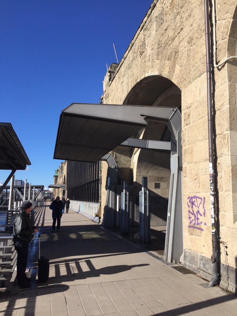 FloodDefenceRev's tweet photo. Flood gate Hamburg style https://t.co/N07EMfbS4L