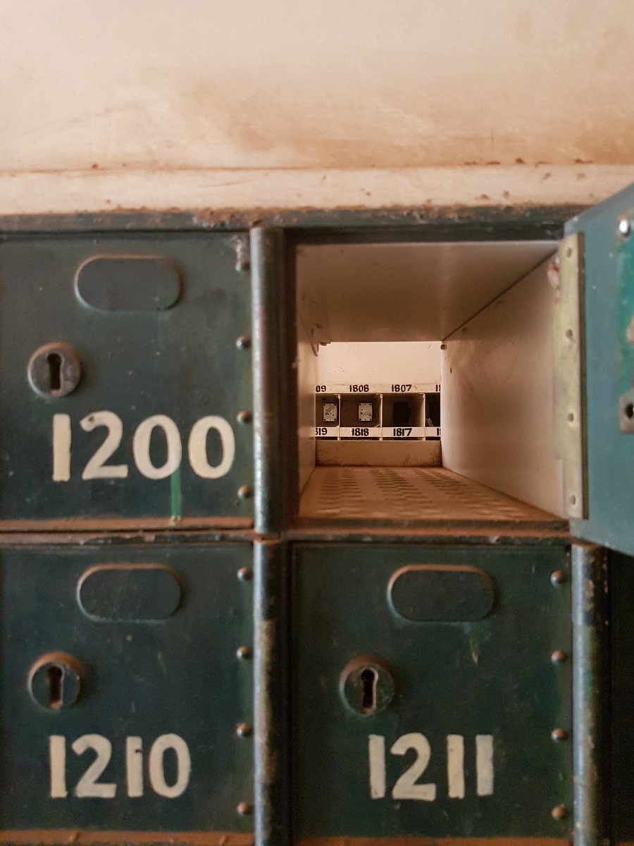 canaditty's tweet image. when you expecting a package but it's taking FOREVER......#emptymailbox