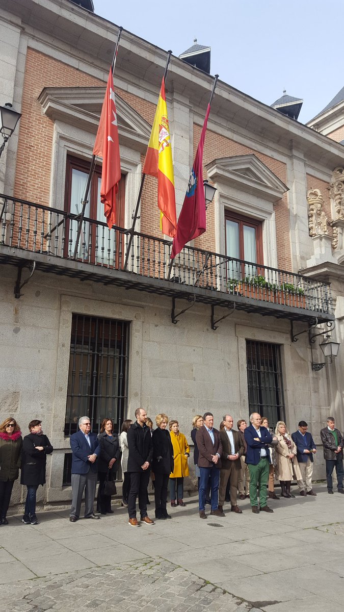GrupoPPMadrid's tweet photo. En la Plaza de la Villa, minuto de silencio y condena con nuestros concejales por las últimas 5 víctimas de violencia de género. #DEP https://t.co/8rvQwVt5VF