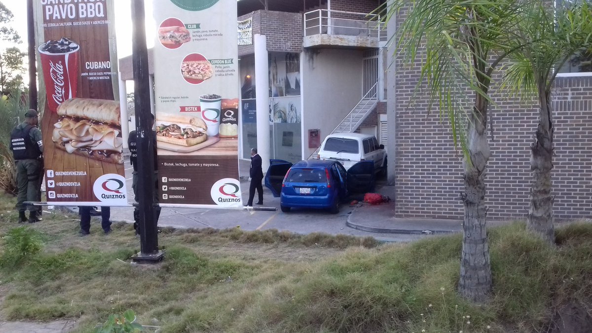 Watcher_Ven's tweet photo. #24Feb / Tiroteo a la salida de Sky Bar, 3 muertos en estacionamiento de la Torre 303, Alta Vista, Pto Ordaz / #Guayana https://t.co/SbnkUV2OjQ