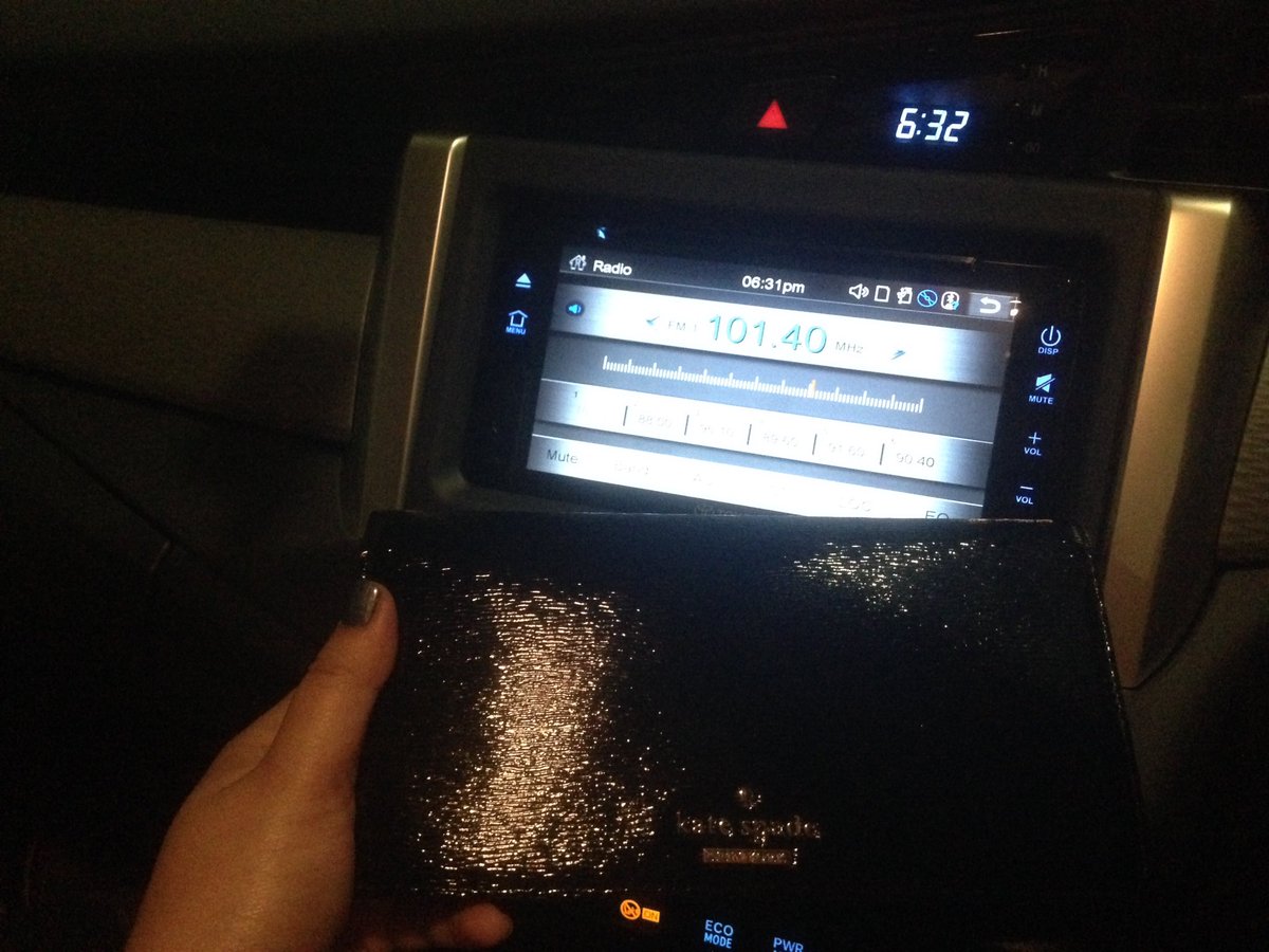 #dengerintraxfm ini dompet nya minta diisi 10jt sama #KuisBerentet @TraxFMJKT 🙆🏻🙆🏻