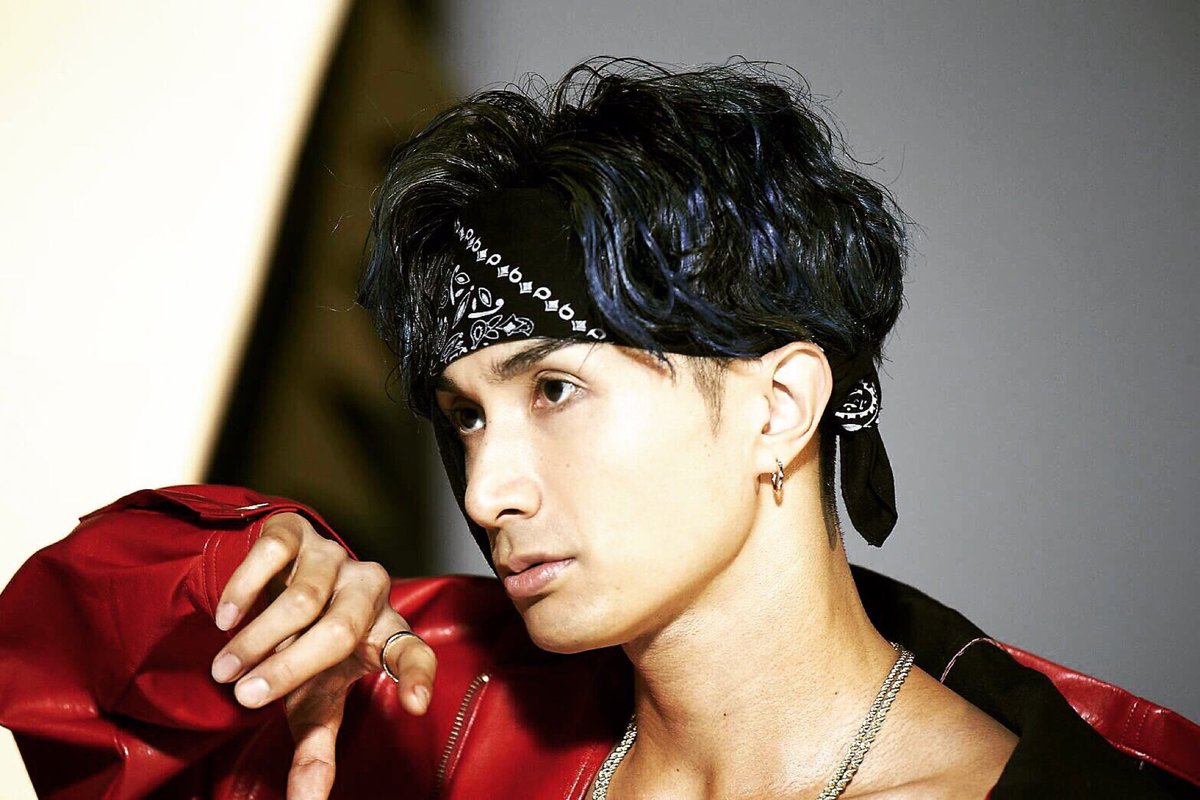 れおなるどん 青い髪 で検索してる皆さん 先ほど Mステ に出てた青い髪の方は橘ケンチさんという38歳の純日本人です 明治大学理工学部卒です 日本語と英語と北京語が話せます どうぞよろしくお願いします Exilethesecond