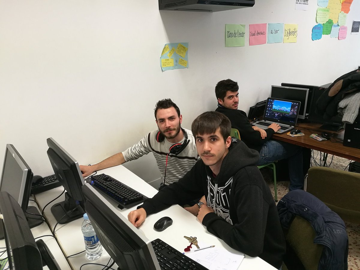 vallahackathon's tweet photo. Equipo del https://t.co/QmEac68l1A programando su solución para optar a premio en el #VaHack2017 https://t.co/MotwlurmzU