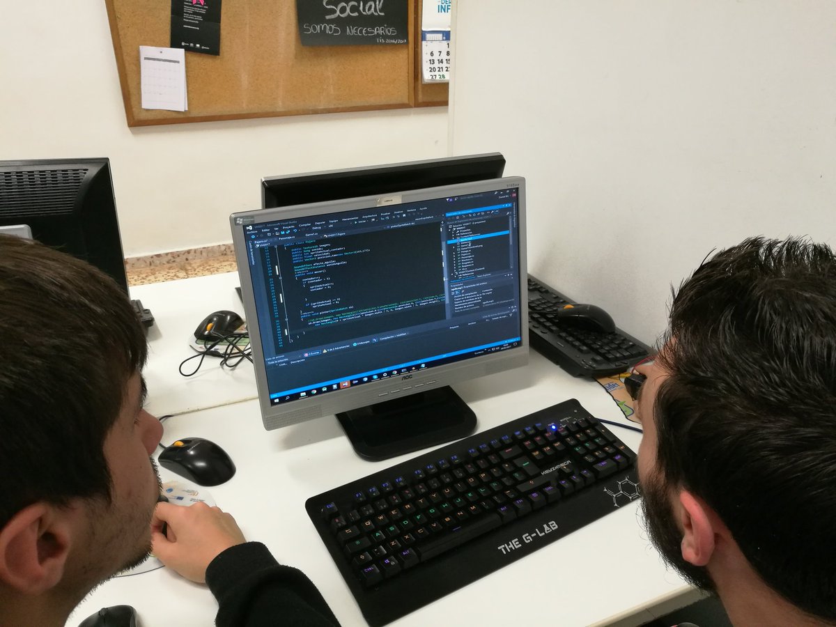 vallahackathon's tweet photo. Equipo del https://t.co/QmEac68l1A programando su solución para optar a premio en el #VaHack2017 https://t.co/MotwlurmzU