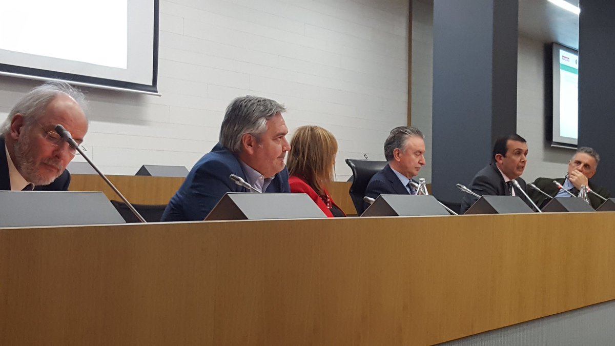 PresdteCGCAFE's tweet photo. Ahora formación para #AFColegiados en materia de seguros cuando las #ccpp hacen obras y los colegios profesionales organizan eventos. https://t.co/UfNB3uooui