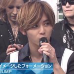 YOSHIKIが後方の席でスマホいじり!生放送中にツイートしてる!